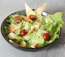 Салат Цезарь с курицей
