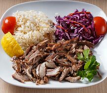 Донер мясной на тарелке