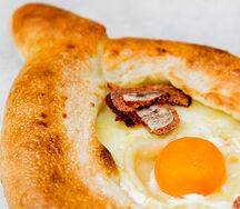 Хачапури по-аджарски с бастурмой