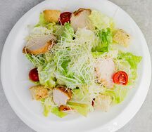 Салат Цезарь с курицей