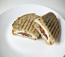 Закрытый бутерброд с говядиной и рукколой
