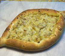 Хачапури по-аджарски с курицей в сливочном соусе 
