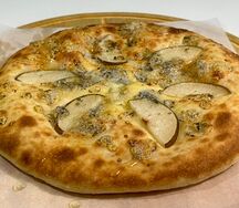 Хачапури с грушей и сыром дорблю 
