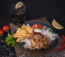 На тарелке с картофелем фри