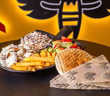 Шаверма с курицей на тарелке