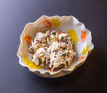 Брокколи в орехово-кунжутном соусе с миндалем