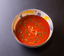 Томатный суп со рваной свининой