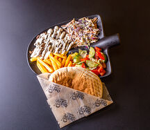 Шаверма с говядиной на тарелке