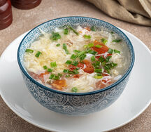 Суп с яйцом и помидором