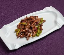 Говядина, жаренная с луком и болгарским перцем