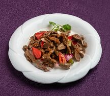 Куриные сердечки и желудочки с луком в остром соусе