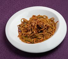 Лапша, жаренная со свининой в кисло-сладком соусе