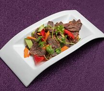 Л008 Салат из говядины с огурцом в соевом соусе