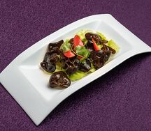 Л005 Черные древесные грибы с огурцами в кисло-сладком соусе