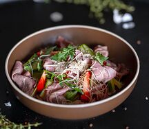 Салат с ростбифом и соусом из тунца