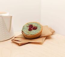 Пирожное Тарталетка с фисташковым кремом и малиной