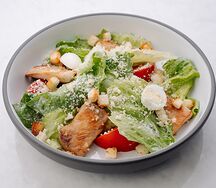 Салат Цезарь с курицей