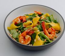 Салат с манго и креветками