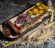 Сельдь с отварным картофелем и ржаными гренками