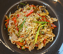 Удон с курицей и овощами
