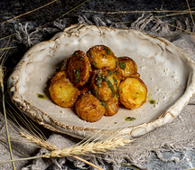 Картофель, запеченный с зеленью и пармезаном