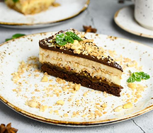 Торт шоколадно-карамельный с арахисом и нугой