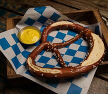 Брецель с горчичным соусом