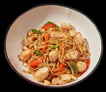 Жареная лапша с курицей и овощами
