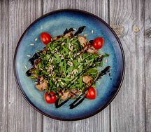 Теплый салат с куриной печенью
