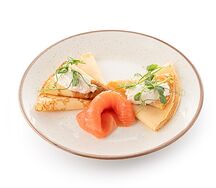 Блинчики со слабосолёным лососем и рикоттой