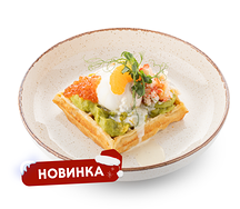 Картофельная вафля с крабом и красной икрой