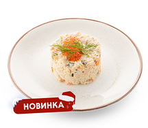 Салат «Оливье» с копчёным лососем и красной икрой