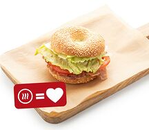 Бейгл с жареным беконом, свежим салатом и томатами