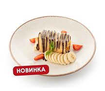 Блинчики с нутеллой, бананом и свежей клубникой