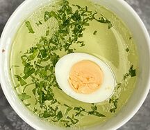 Куриный бульон с вареным яйцом