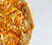 Пицца Сырная с курицей на тонком тесте