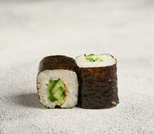 Маки с огурцом и кунжутом