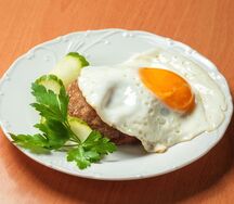 Бифштекс с яйцом