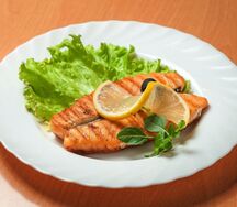 Стейк лосось гриль с картофелем фри