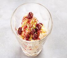 Творожный мусс с вишней и фисташкам