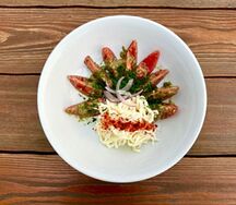 Спелые томаты с молочным сыром чечил и грузинской аджикой