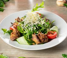 Теплый салат с куриной печенью