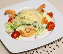 Салат Цезарь с креветками