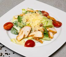 Салат Цезарь с курицей