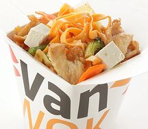 Вок Удон с куриной грудкой и сыром тофу в соусе Гонконг