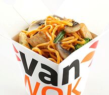 Вок с яичной лапшой, куриной грудкой и шампиньонами в соусе терияки