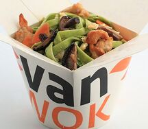 Шпинатная лапша вок с куриной грудкой и шиитаке в соусе