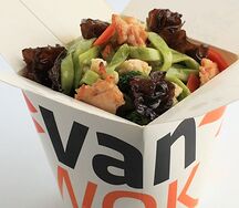 Шпинатная лапша вок с куриной грудкой и древесными грибами в соусе Гонконг