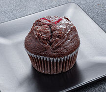 Кекс шоколадный с вишневым джемом