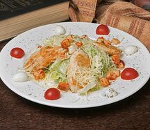 Салат Цезарь с курицей